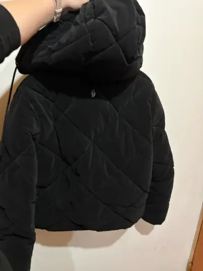 Chaqueta acolchada negra con capucha para mujer - miniatura 3