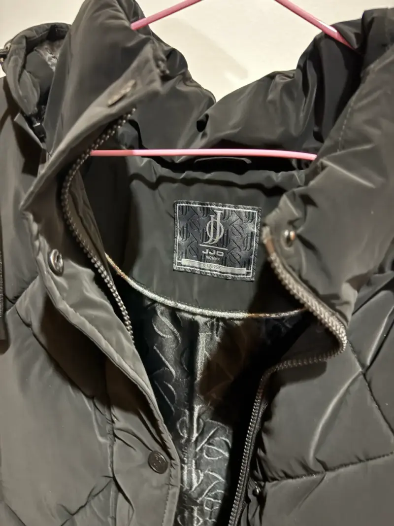 Chaqueta acolchada negra con capucha para mujer - 4