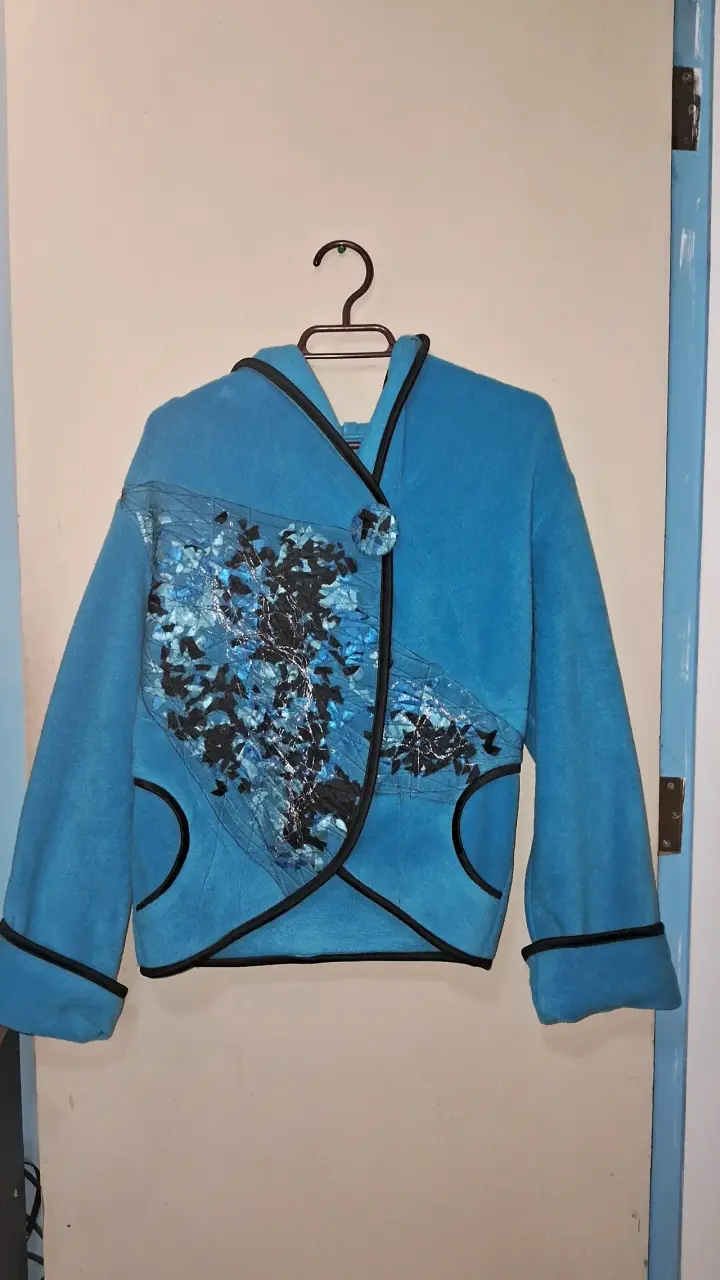 Abrigo de lana azul con diseño artístico - 1