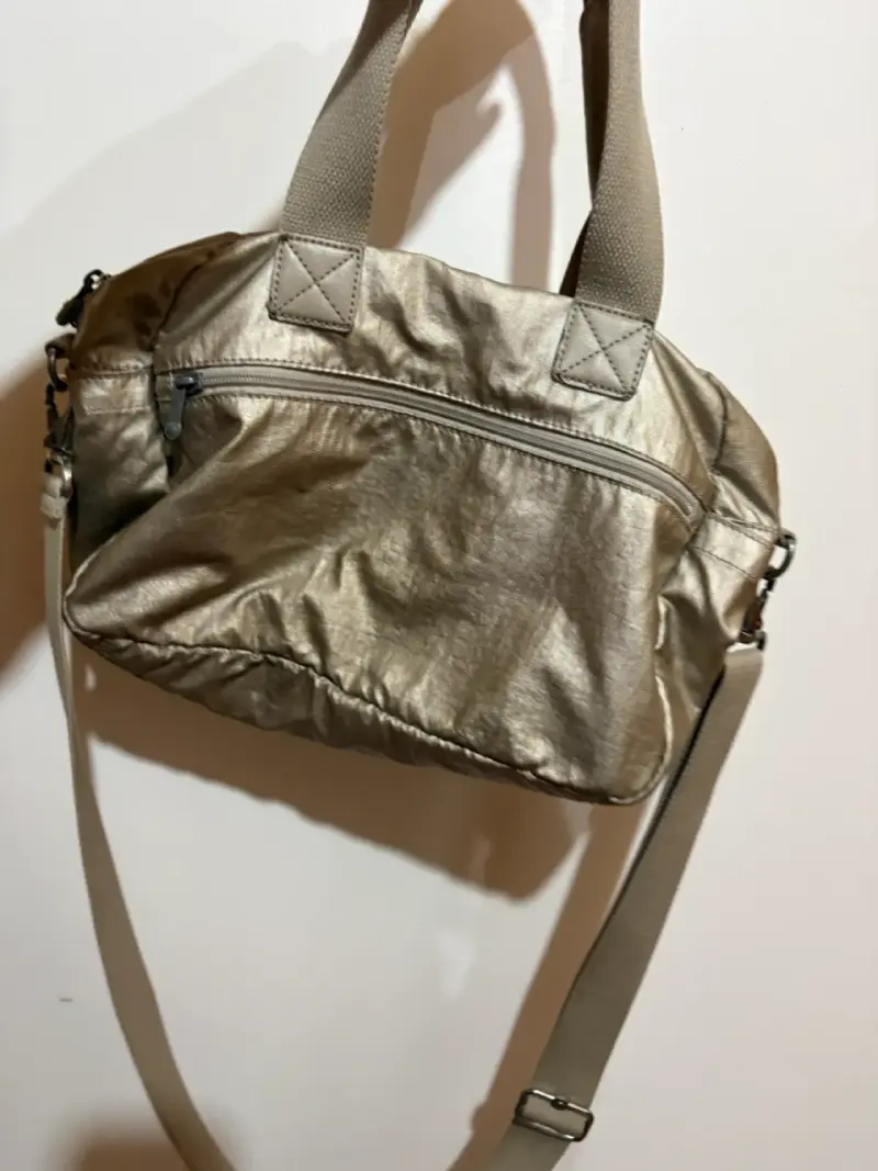 Bolso Kipling dorado con múltiples bolsillos - 3