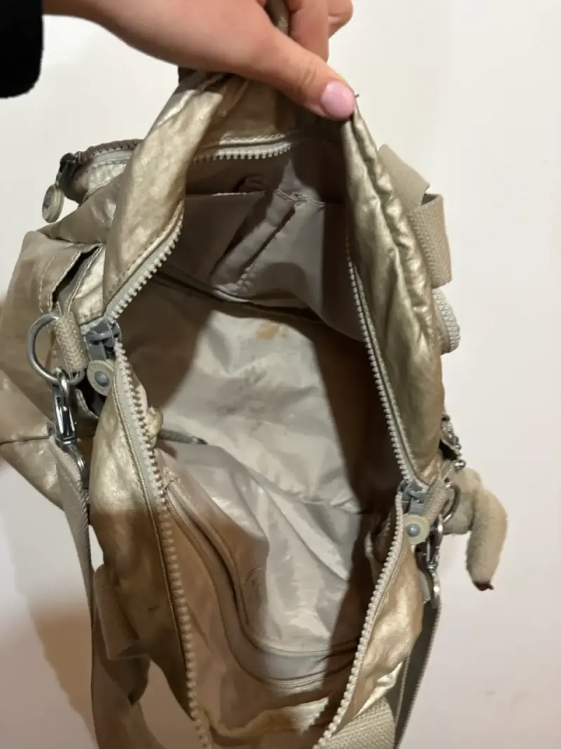 Bolso Kipling dorado con múltiples bolsillos - 5
