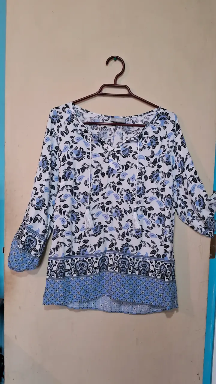 Blusa estampada floral azul y blanca