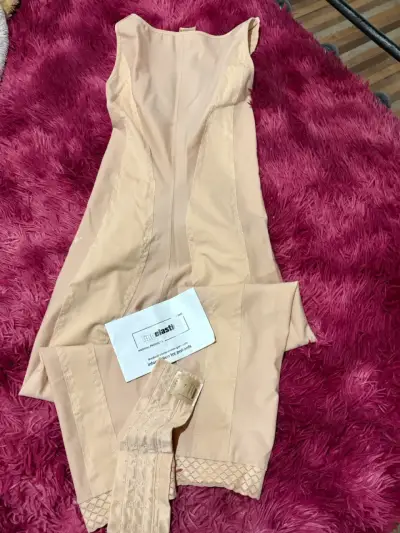 Faja postoperatoria beige con cierre NUEVA - miniatura 1