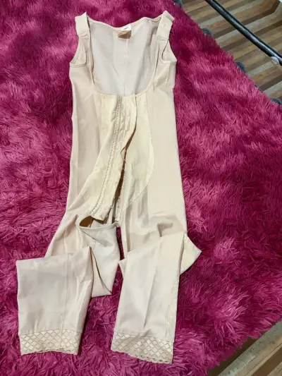 Faja postoperatoria beige con cierre NUEVA - miniatura 3