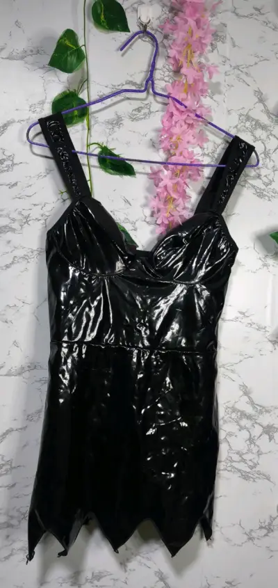 Vestido negro de charol con tirantes - miniatura 1