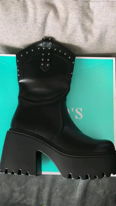 Botas negras con plataforma y tachas - miniatura 1