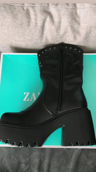 Botas negras con plataforma y tachas - miniatura 2