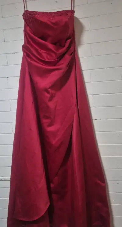 Vestido largo rojo con detalles brillantes - miniatura 1