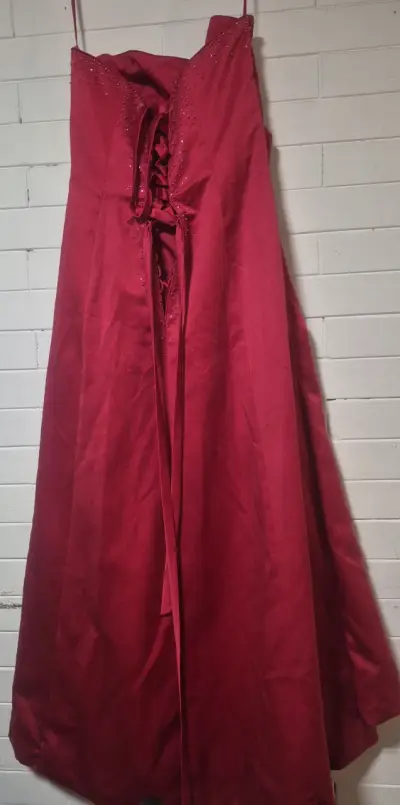Vestido largo rojo con detalles brillantes - miniatura 2