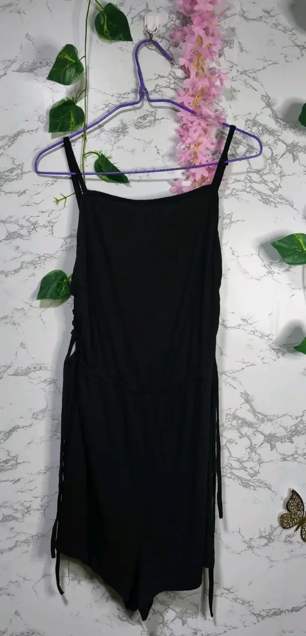 Vestido negro con tirantes ajustables - 1
