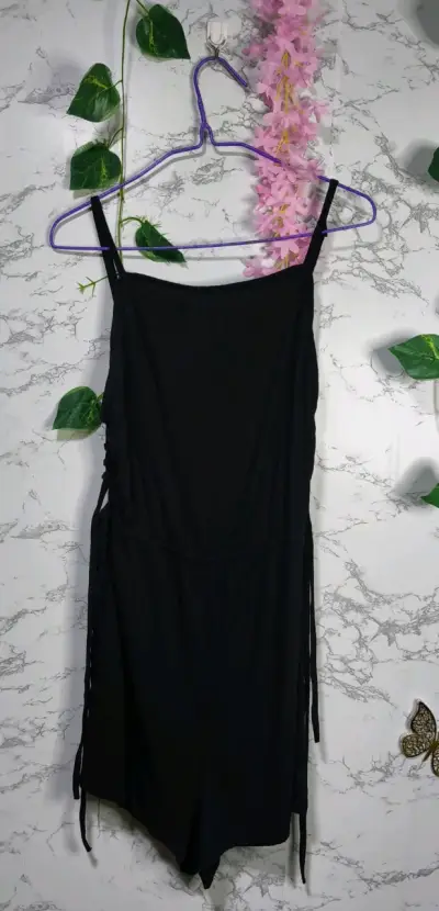 Vestido negro con tirantes ajustables - miniatura 1