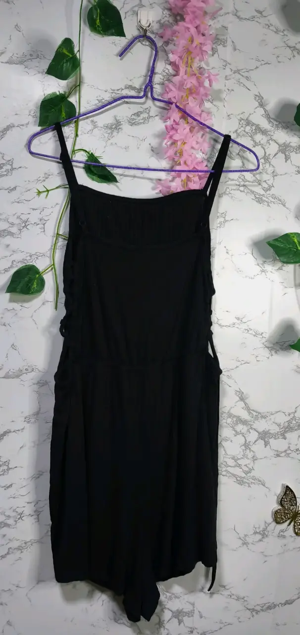 Vestido negro con tirantes ajustables - 2