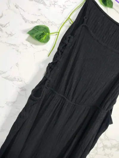 Vestido negro con tirantes ajustables - miniatura 3