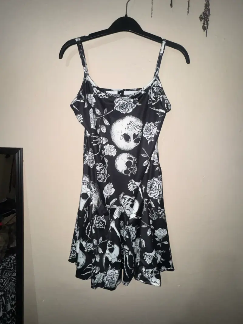 Vestido negro con estampado de calaveras y rosas