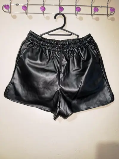 Shorts de cuero sintético negro para mujer - miniatura 1