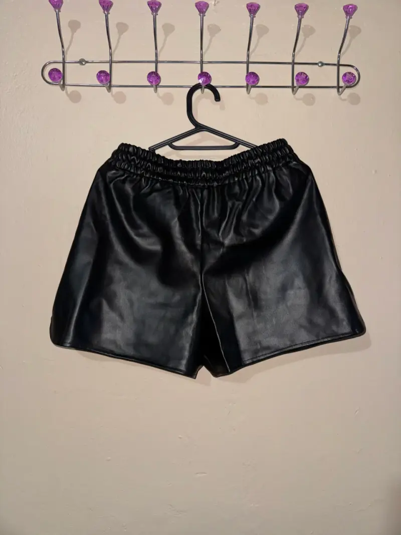 Shorts de cuero sintético negro para mujer - 2