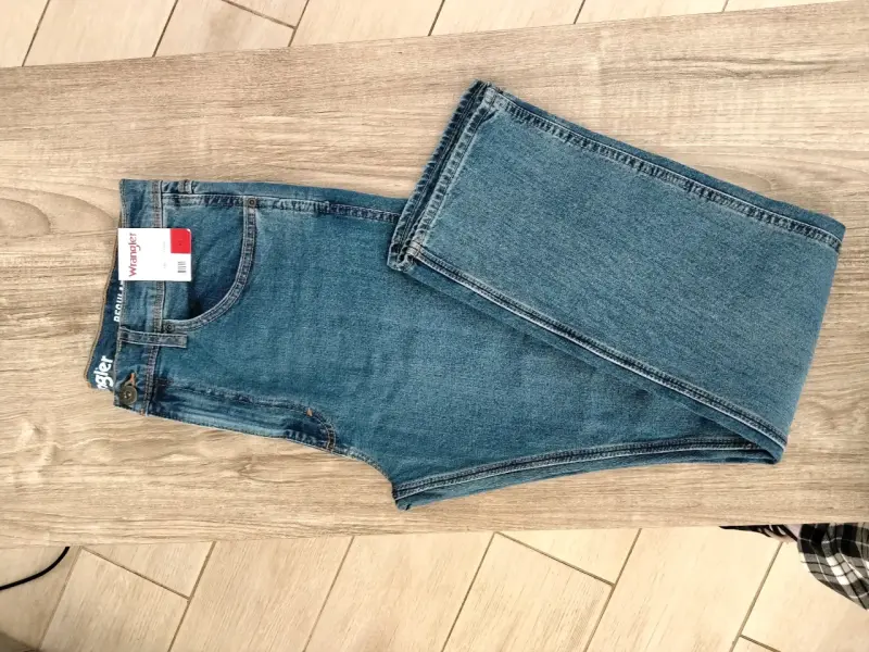 Jeans Wrangler azul clásico para hombre - 2