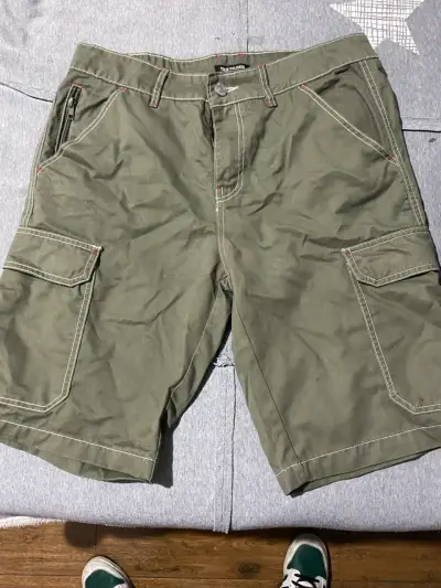 Shorts cargo verde True Religion para hombre - miniatura 1