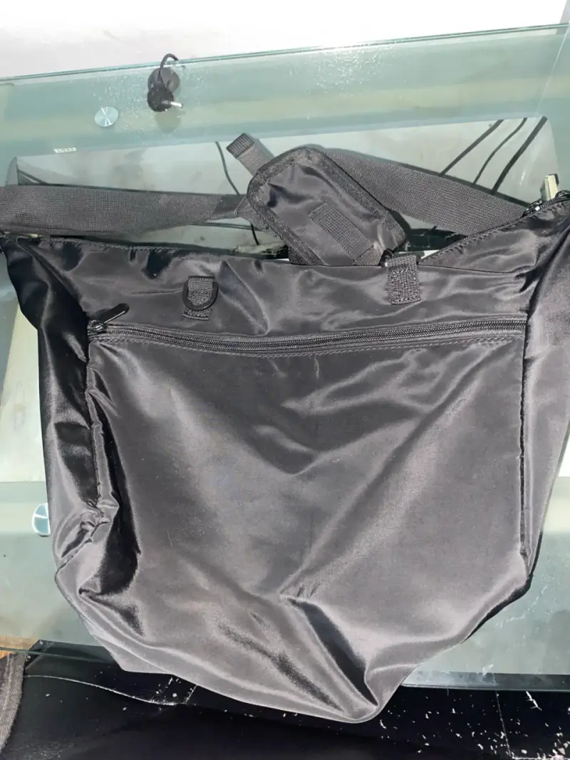 Bolso bandolera negro con múltiples bolsillos - 1