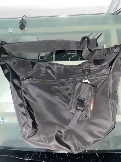 Bolso bandolera negro con múltiples bolsillos - miniatura 2