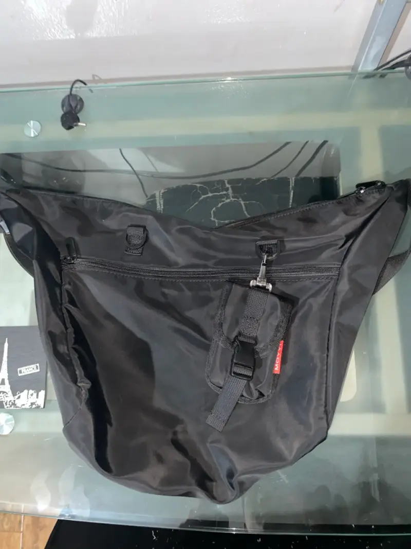 Bolso bandolera negro con múltiples bolsillos - 3