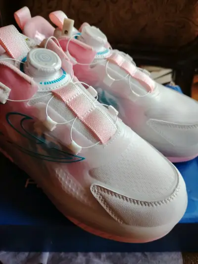 Zapatillas deportivas con ruedas y luces LED - miniatura 1