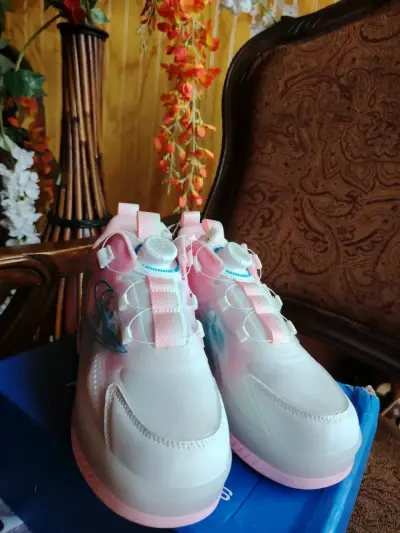 Zapatillas deportivas con ruedas y luces LED - miniatura 5