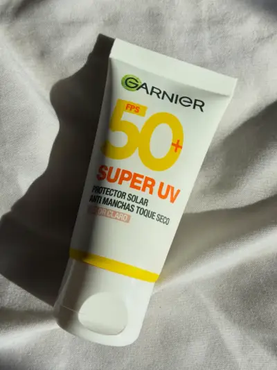 Protector Solar Garnier FPS 50+ Super UV - miniatura 1