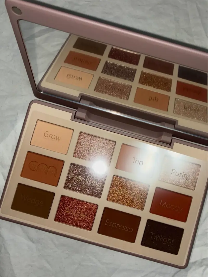 Paleta de Sombras con Tonos Neutros y Brillantes - 2