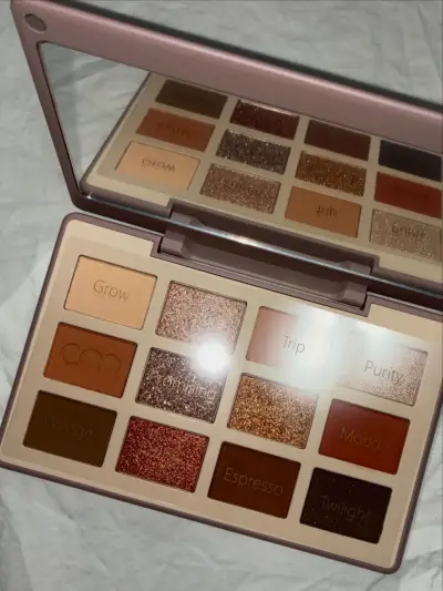 Paleta de Sombras con Tonos Neutros y Brillantes - miniatura 2
