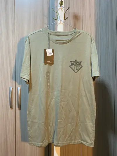 Polera Jujutsu Kaisen verde con diseño de Gojo - miniatura 1