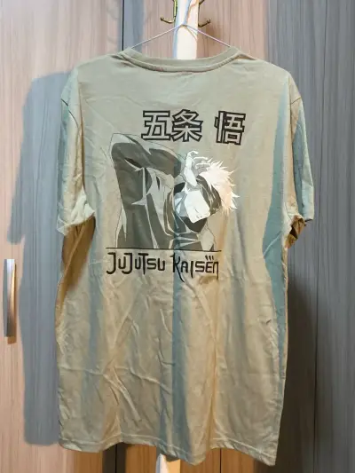 Polera Jujutsu Kaisen verde con diseño de Gojo - miniatura 2
