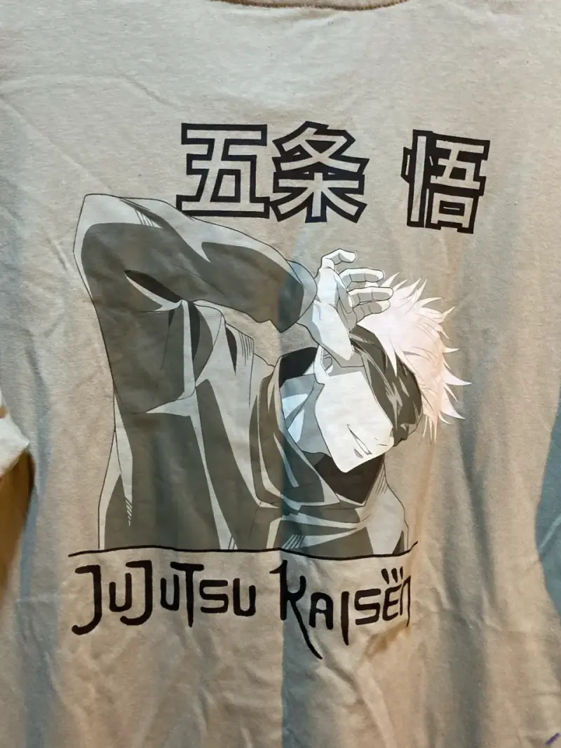 Polera Jujutsu Kaisen verde con diseño de Gojo - 3
