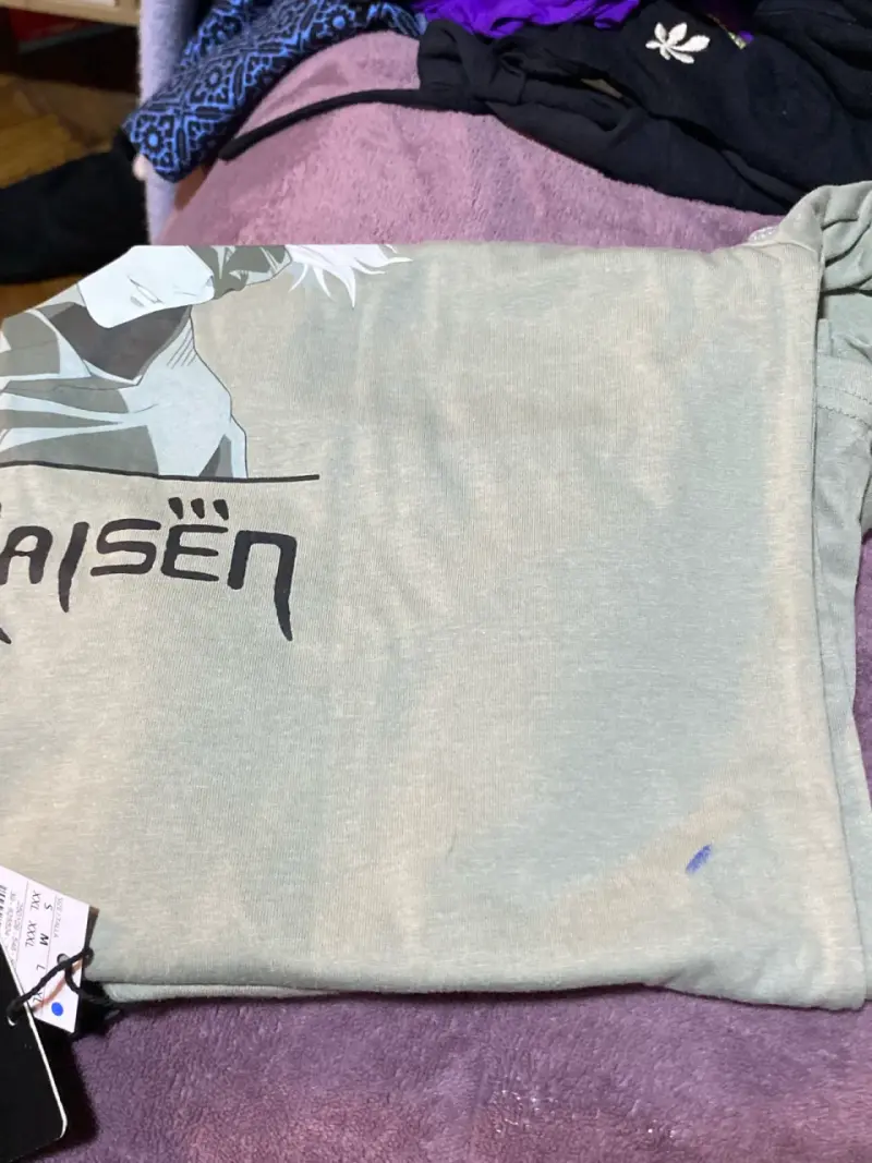 Polera Jujutsu Kaisen verde con diseño de Gojo - 4
