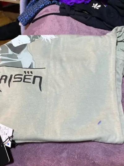 Polera Jujutsu Kaisen verde con diseño de Gojo - miniatura 4