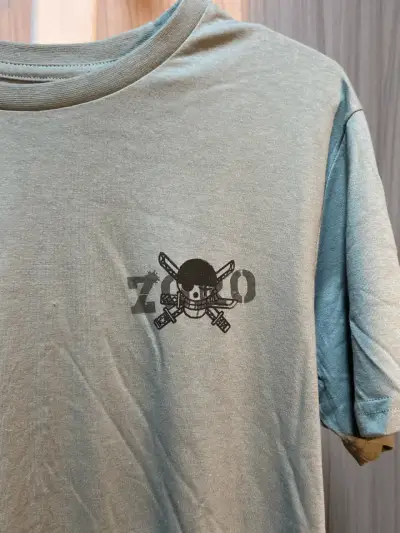 Polera verde con diseño de Zoro de One Piece - miniatura 2