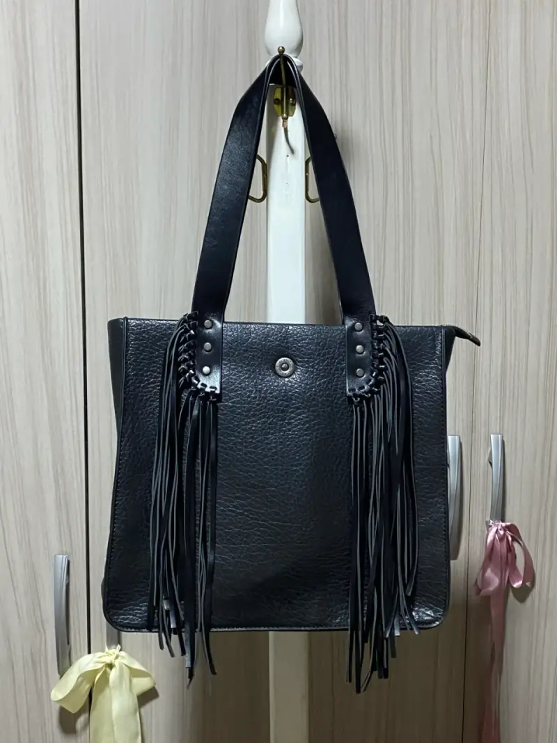 Cartera negra con flecos estilo boho - 1