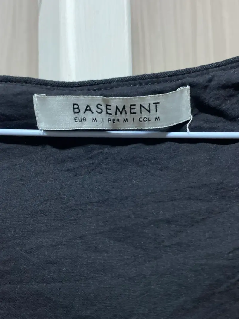 Chaleco negro bordado Basement - 3