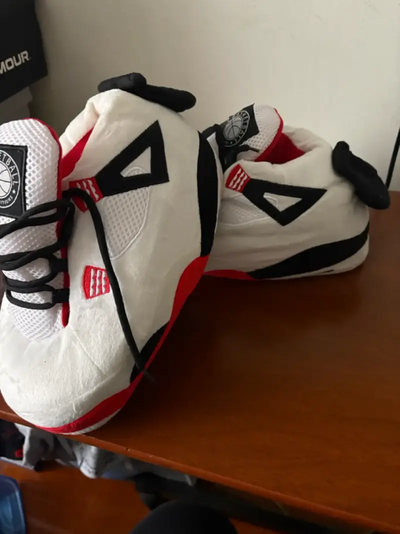 Pantuflas deportivas blancas y rojas para hombre