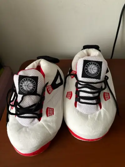 Pantuflas deportivas blancas y rojas para hombre - miniatura 2
