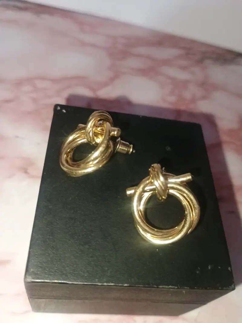 Aros de oro Ferragamo