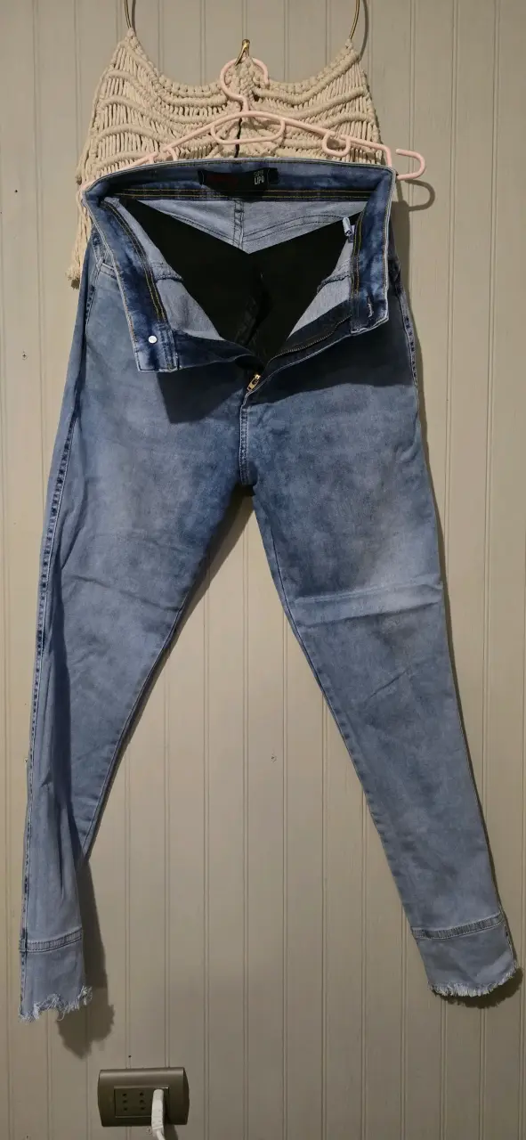 Jeans azul claro con diseño deshilachado - 1