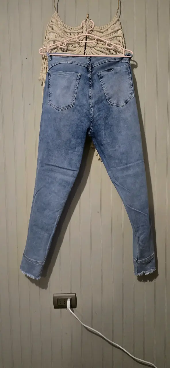 Jeans azul claro con diseño deshilachado - 2