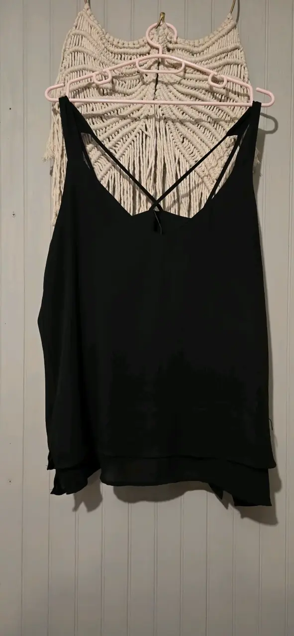 Blusa negra de tirantes cruzados