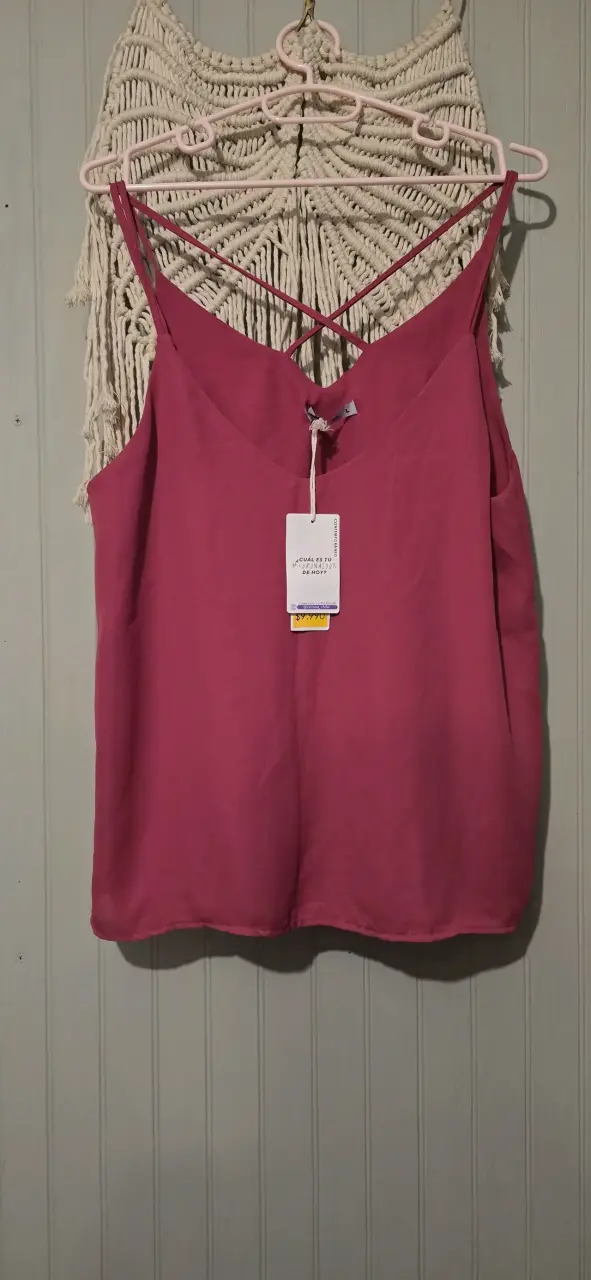 Blusa sin mangas fucsia con tirantes cruzados