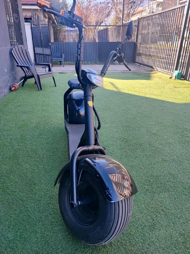 Scooter eléctrico negro con neumáticos anchos - 3
