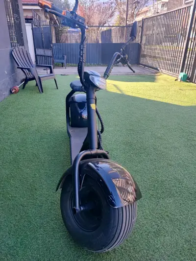 Scooter eléctrico negro con neumáticos anchos - miniatura 3