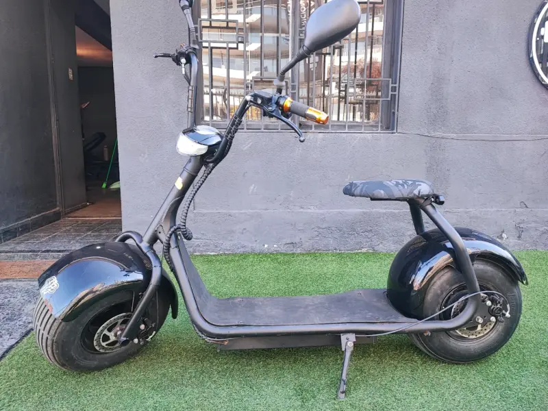Scooter eléctrico negro con neumáticos anchos - 4