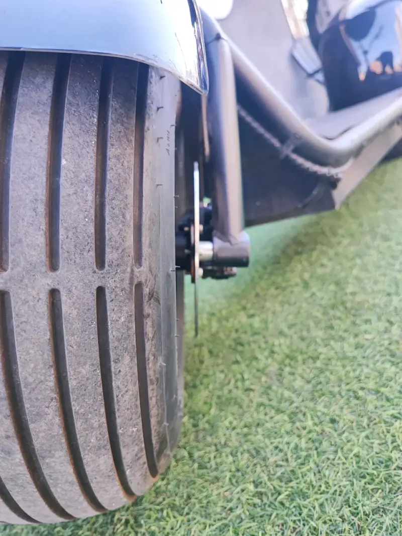 Scooter eléctrico negro con neumáticos anchos - 5