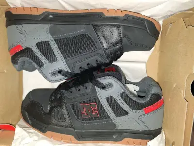 Zapatillas deportivas DC Stag negras y rojas - miniatura 3